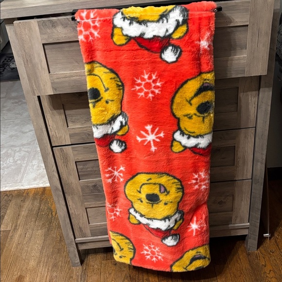 NWT Disney SANTA Winnie the Pooh FESTIVE RED FAUX RABBIT FUR CHRISTMAS THROW - Picture 5 of 9